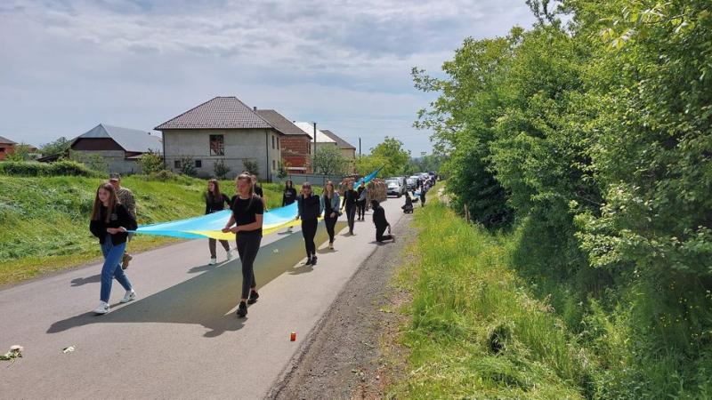 На Закарпатті попрощалися із загиблим воїном Едуардом Поповичем