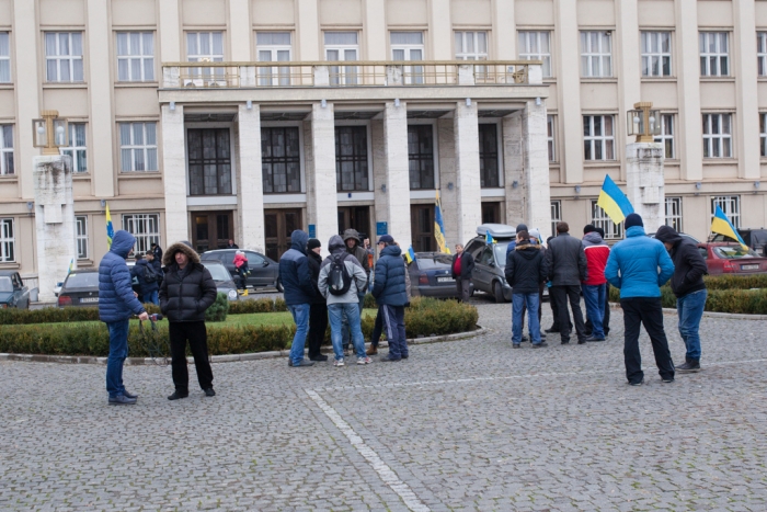 Закарпатські «пересічники» пікетують під стінами ОДА й вимагають реакції Верховної Ради