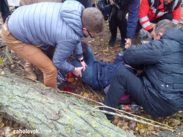 Дівчинку, на яку впало дерево в Ужгороді, прооперували: загрози життю нема