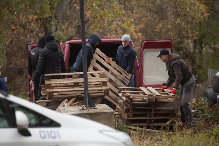 На акцію «пересічників» до митного посту звозять дерев’яні піддони