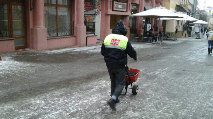 Поки ужгородці спали, комунальники посипали вулиці від ожеледі