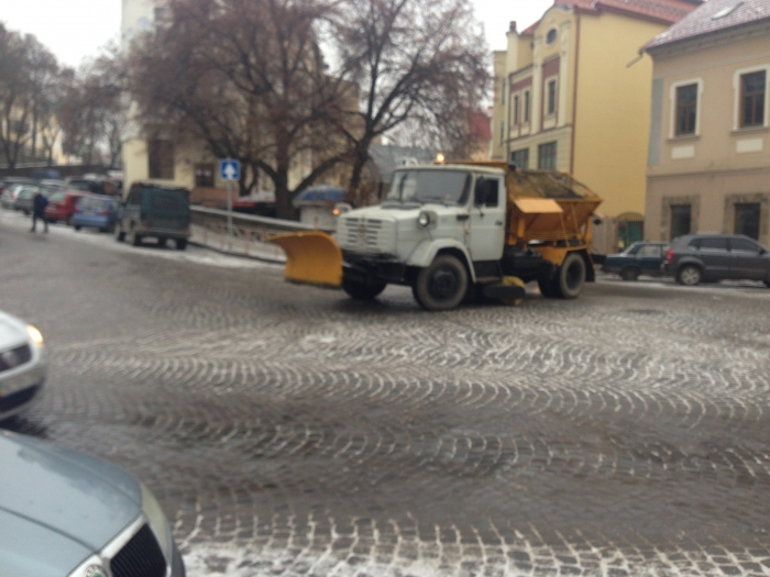 Ужгород бореться з льодовою стихією: водіїв просять пропускати спецтехніку