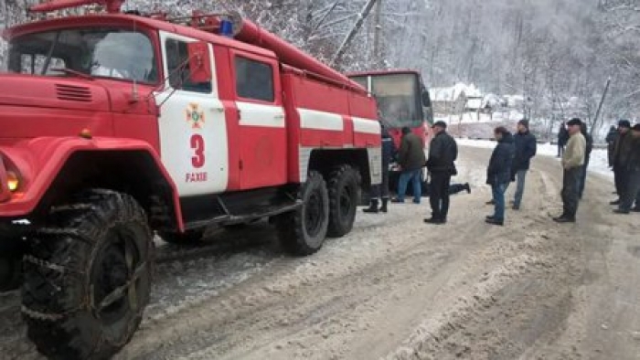 Через погану погоду автобус знесло у кювет на Закарпатті!