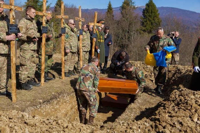 На Закарпатті поховали п'ятьох захисників. Через 77 років…