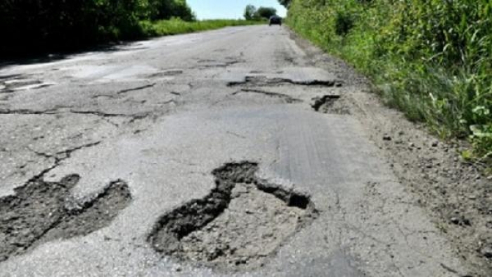 Дорозі з Ужгорода до Львова, якої місцями взагалі нема, обіцяють "поточний середній ремонт"