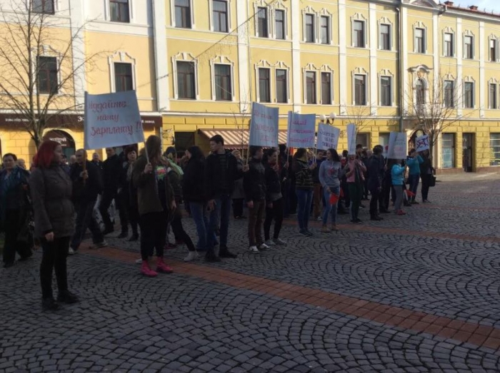 Ближче до влади – протестувальники Мукачева вже не перекривають міжнародну трасу, а прийшли під вікна мерії 