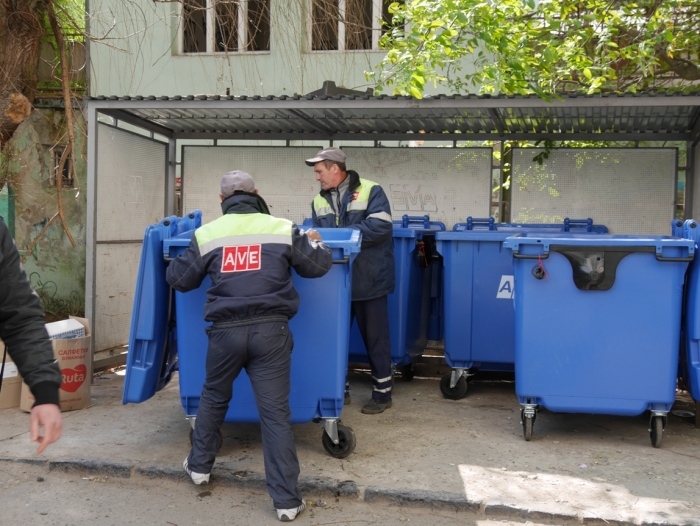 В Ужгороді ставлять сміттєві контейнери, які не заважатимуть людям вранці спати  