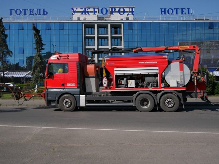 Як в Ужгороді біля "Ужгорода" дороги ремонтували