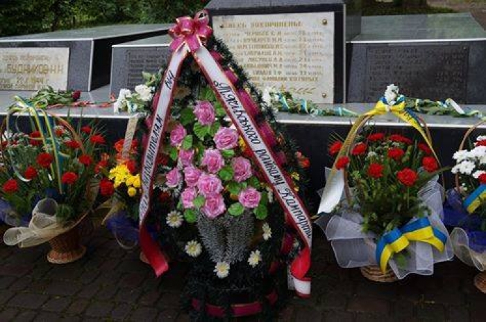 Після скандалу у ЗМІ та соцмережах у Тячеві прибрали комуністичну символіку з центру міста