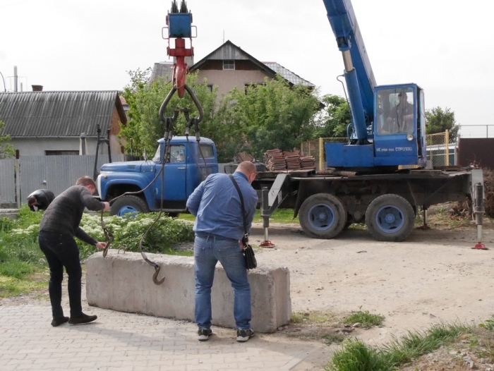 Вулицю Драгоманова в Ужгороді знову "розблокували" і "розшлагбаумили"  