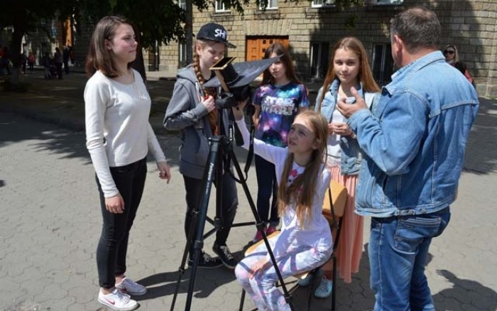 Ужгородські гімназисти спостерігали і фотографували, як Меркурій проходив Сонце 
