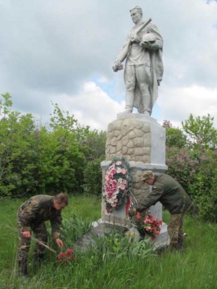 Бійці ЗСУ впорядкували пам'ятники на честь воїнів Другої Світової війни