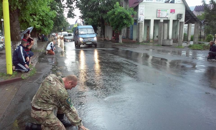 Під проливним дощем і на колінах зустріли перечинці загиблого героя АТО (ФОТО)