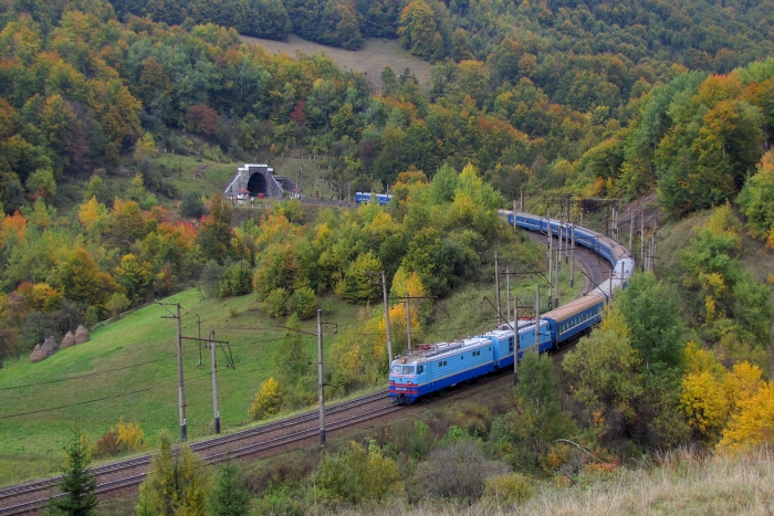 Залізничний вантажообіг Закарпаттям скоротився вдвічі