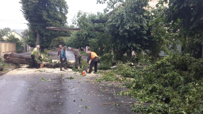 Комунальники Ужгорода ліквідовують наслідки сьогоднішньої негоди