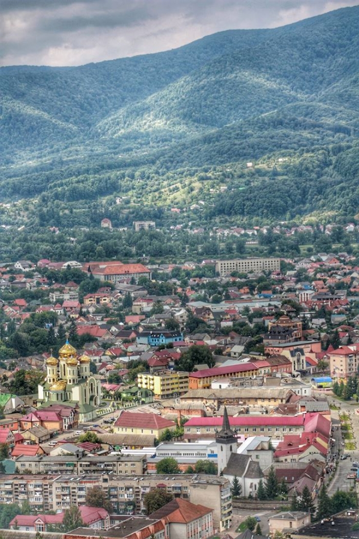 У мережі опублікували вражаючі фото колишньої столиці Закарпаття з висоти пташиного польоту