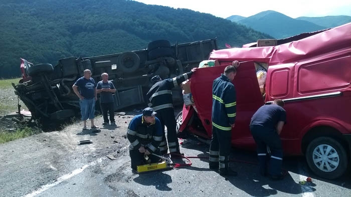 В ДСНС показали наслідки зіткнення мкроавтобуса і вантажівки на трасі Київ-Чоп