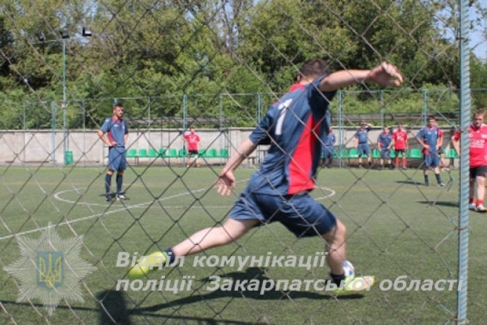 Працівники всіх відділів поліції Закарпаття сьогодні "ганяли м'яча"