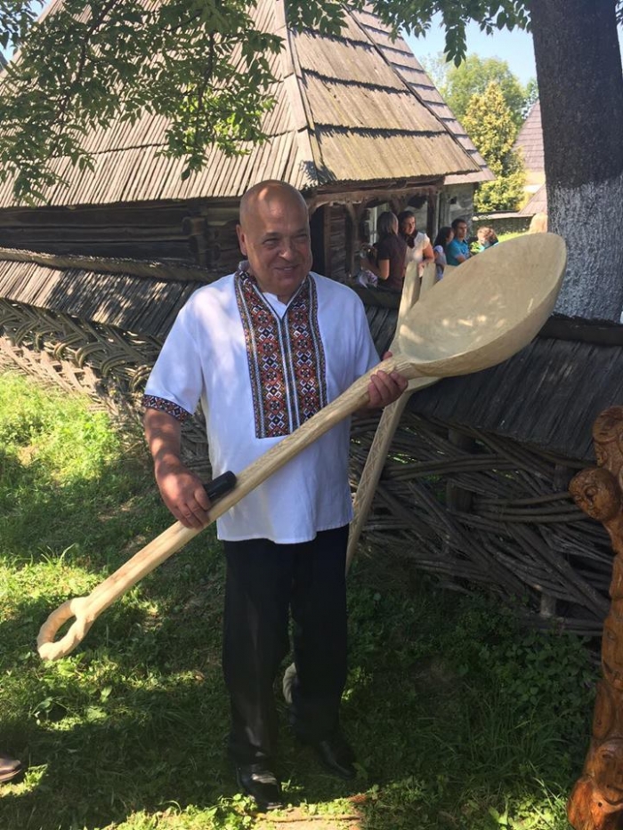 Москаль з гігантськими виделкою і ложкою оголосив про наступ на Ляшка