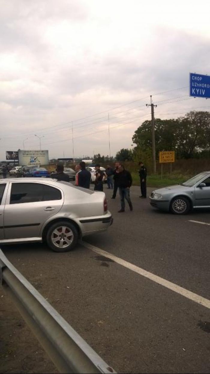 У зв'язку з блокуванням активістами ПП "Ужгород" і "Тиса" ДПС рекомендує користуватися іншими пунктами пропуску