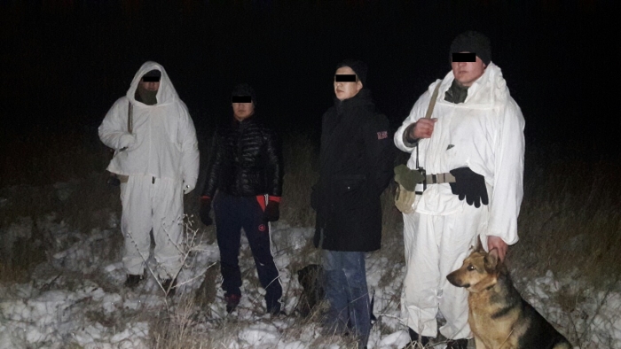 Нелегали з Монголії мають фото на пам’ять з закарпатськими прикордонниками