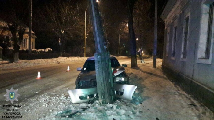 ДТП в Ужгороді: "Skoda SuperB" "обійняла" електроопору