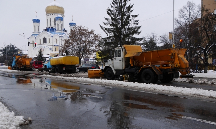 Кому сніг? Із площ Ужгорода будуть вивозити