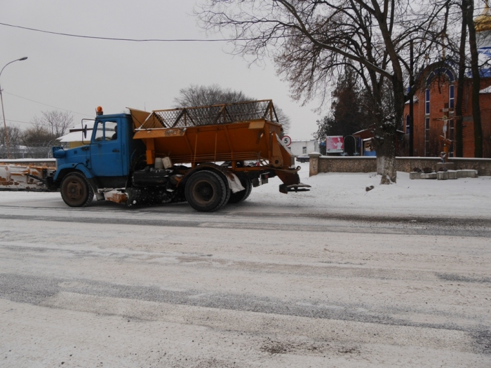 Ужгород продовжують прибирати, працювати планують цілодобово