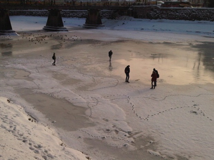 Небезпечні ігри на льоду Ужгородських дітей