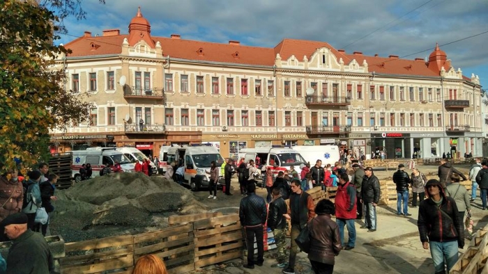 В одній зі шкіл в Ужгороді евакуювали дітей. Попередньо йдеться про розпилення газу з балончика