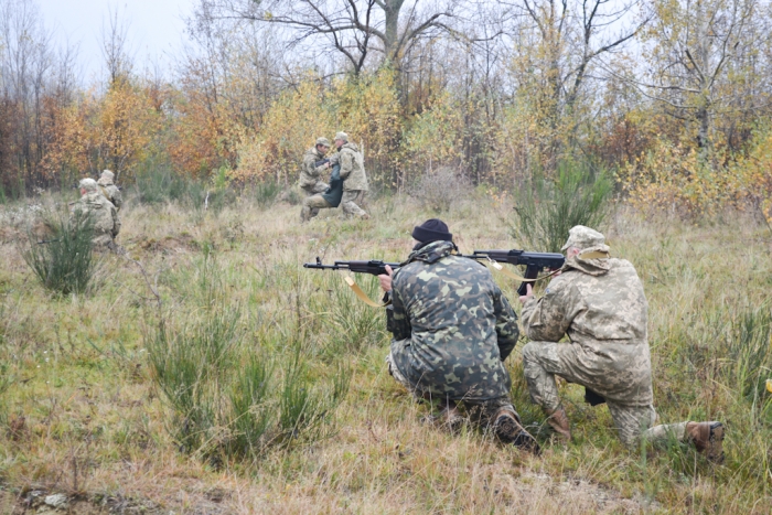 На Закарпатті чоловіків навчали протидіяти ворожим диверсійним групам