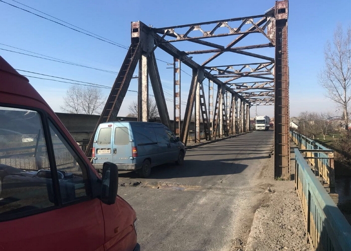 Міст у закарпатському селищі може обвалитися в будь-який момент!