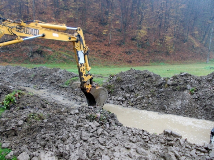 Закарпатські водогосподарники готують річкові дамби до пропуску повені та паводку у 2017 році