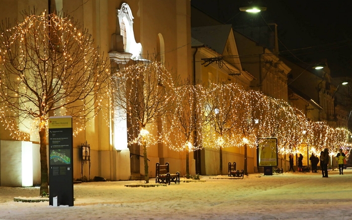 Святкові вечірні вогні Ужгорода