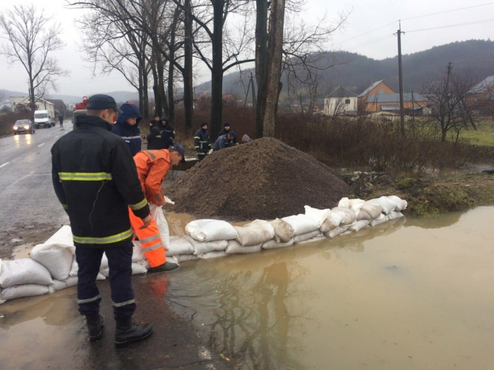 На Закарпатті сталося підняття рівнів води у річках, підтоплені сільгоспугіддя та дві автомобільні дороги