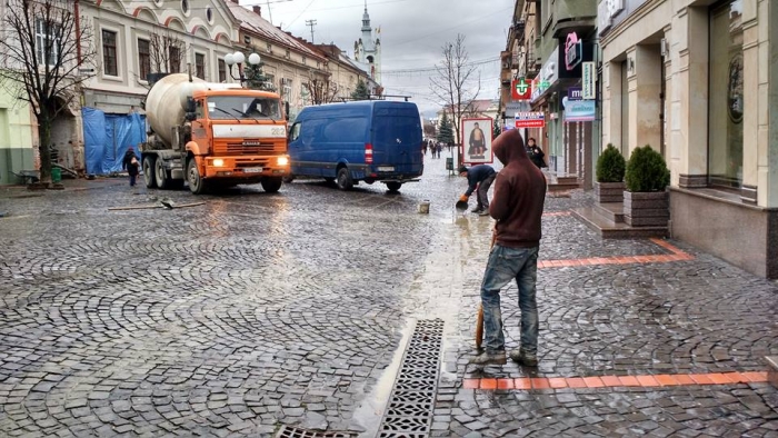 Ремонт по-мукачівськи: будівельники злили бетонний розчин в каналізацію