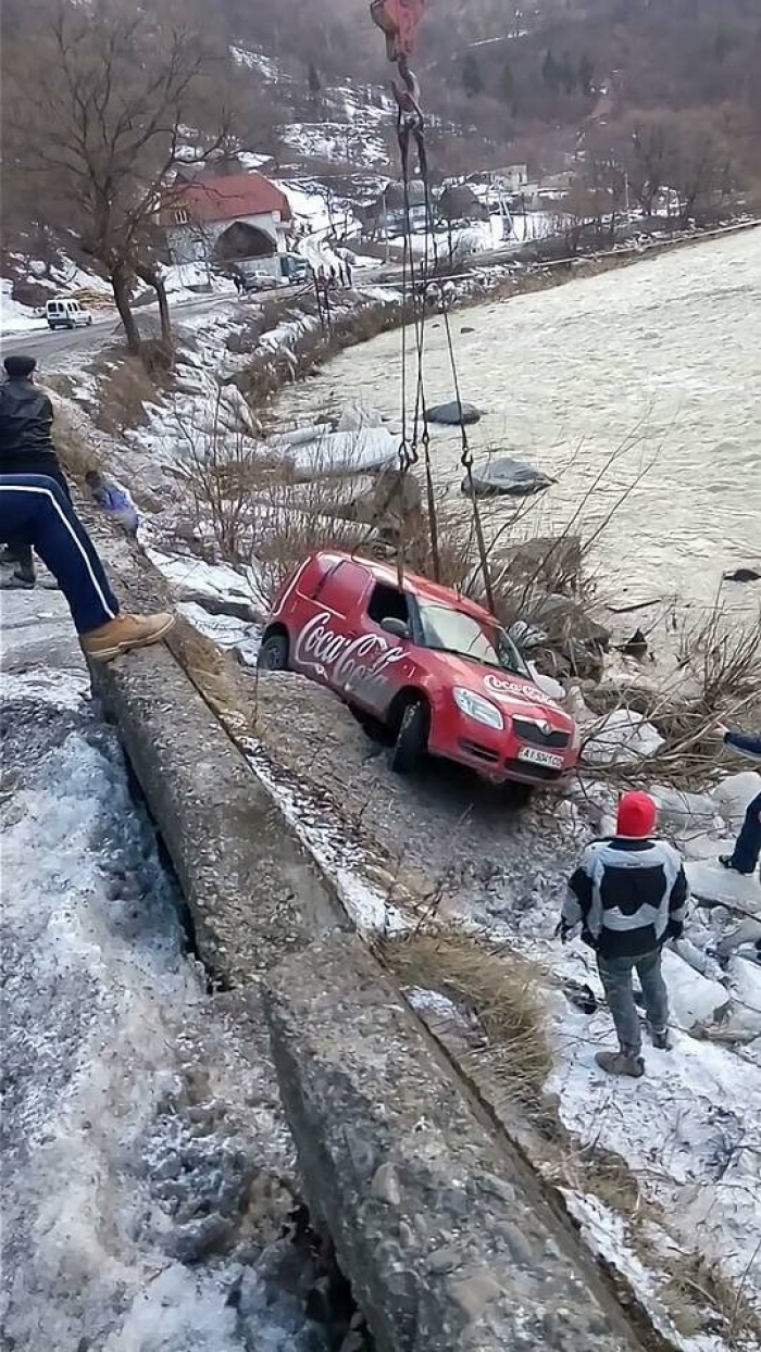 На Рахівщині дві автівки злетіли з дороги в річку