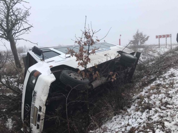 На Берегівщині перекинувся автобус з 18-ма пасажирами, 4 потрапили до лікарні