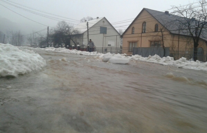 В одному із мукачівських сіл вулиця перетворилася на річку: шокуючі фото, відео