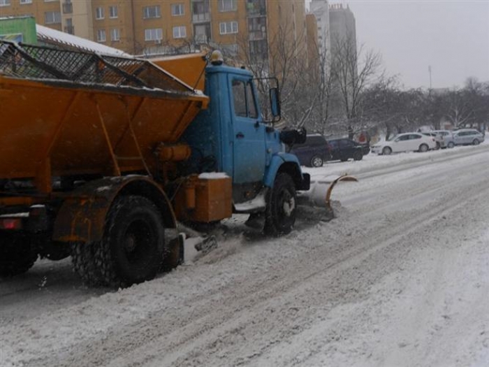 Сьогодні вночі в Ужгороді приберуть сніг. Просять водіїв звільнити дороги