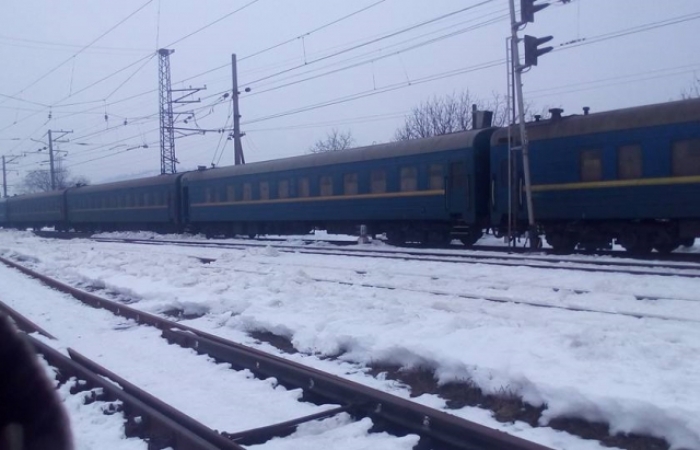 Підозрілу сумку виявив машиніст на колії вокзалу Мукачева. Рух потягів зупинили