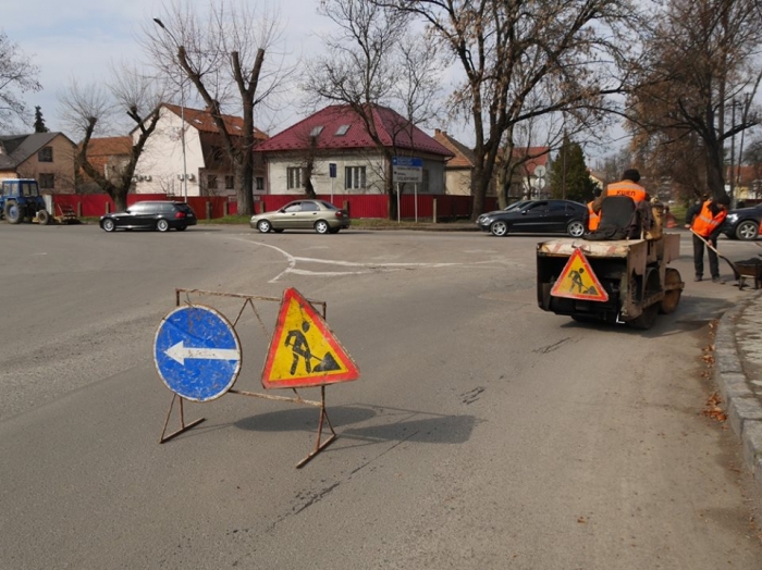 Ужгородські комунальники продовжують ліквідовувати вибоїни