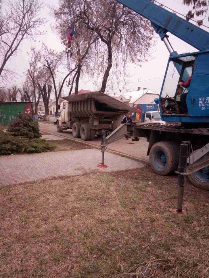 В Ужгороді позбулися двох незаконних білбордів, на черзі – інші