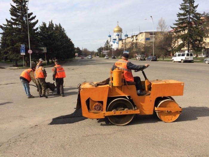 "Післязимові" вибоїни на ужгородських вулицях продовжують латати