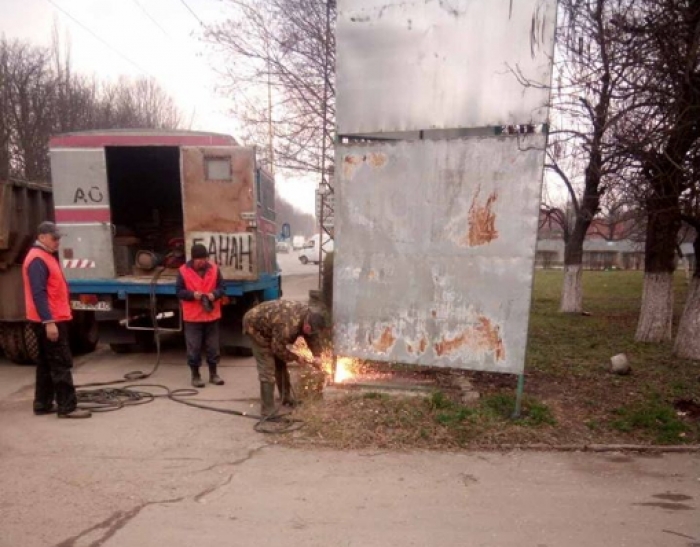 В Ужгороді триває активний демонтаж незаконних рекламоносіїв