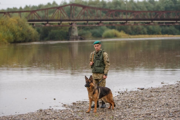 У гідрокостюмі до Румунії: прикордонники Закарпаття затримали водолаза-розвідника