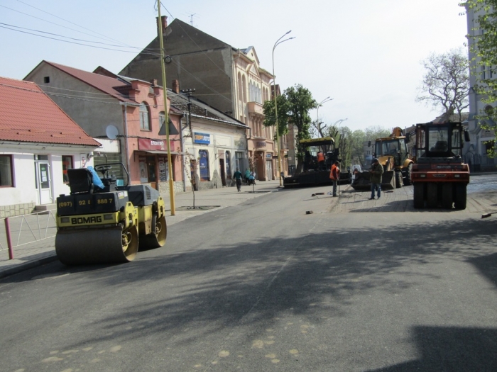 В Ужгороді завершують асфальтування вулиці Підгірної 