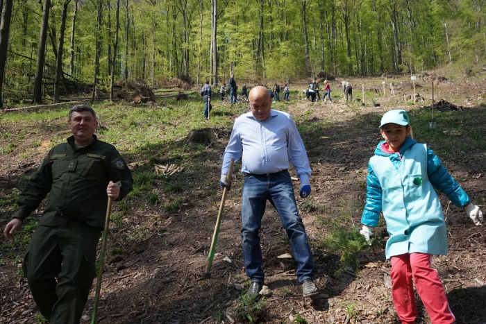 На Закарпатті представники влади, силових структур і четвертої влади взяли в руки сапки й саджанці...