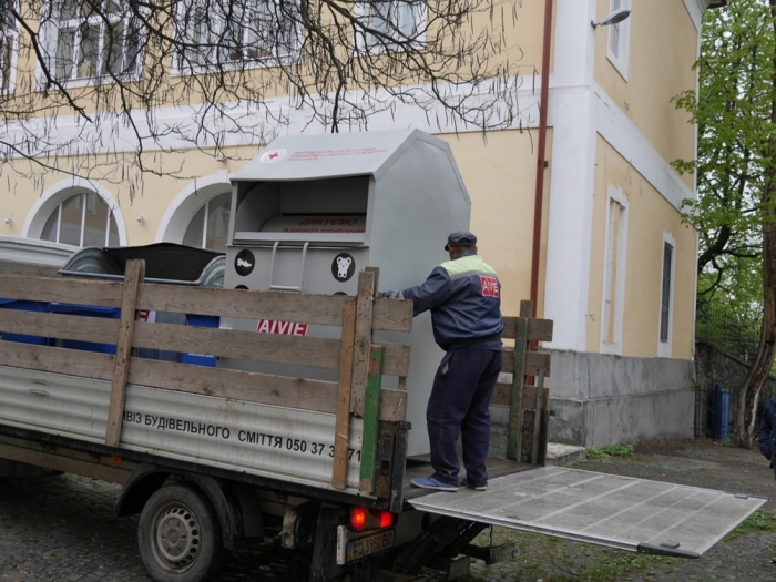 Перший на Закарпатті контейнер для вживаних речей встановили в Ужгороді