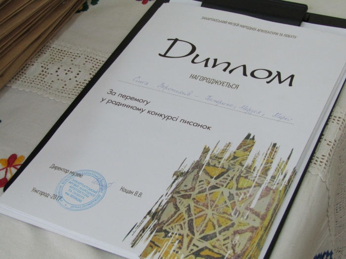 Не лише писанкарки, а й двоє писанкарів представили свої роботи в ужгородському скансені 